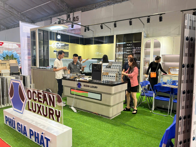 Không khí nhộn nhịp tại gian hàng Ocean Luxury tại Vietbuild 2025 ngày thứ 2 của sự kiện