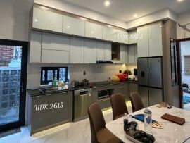 Tủ bếp sử dụng kính cán phim nội thất UDK màu trắng sữa mã 8683 và màu xám trắng bóng mã 2615